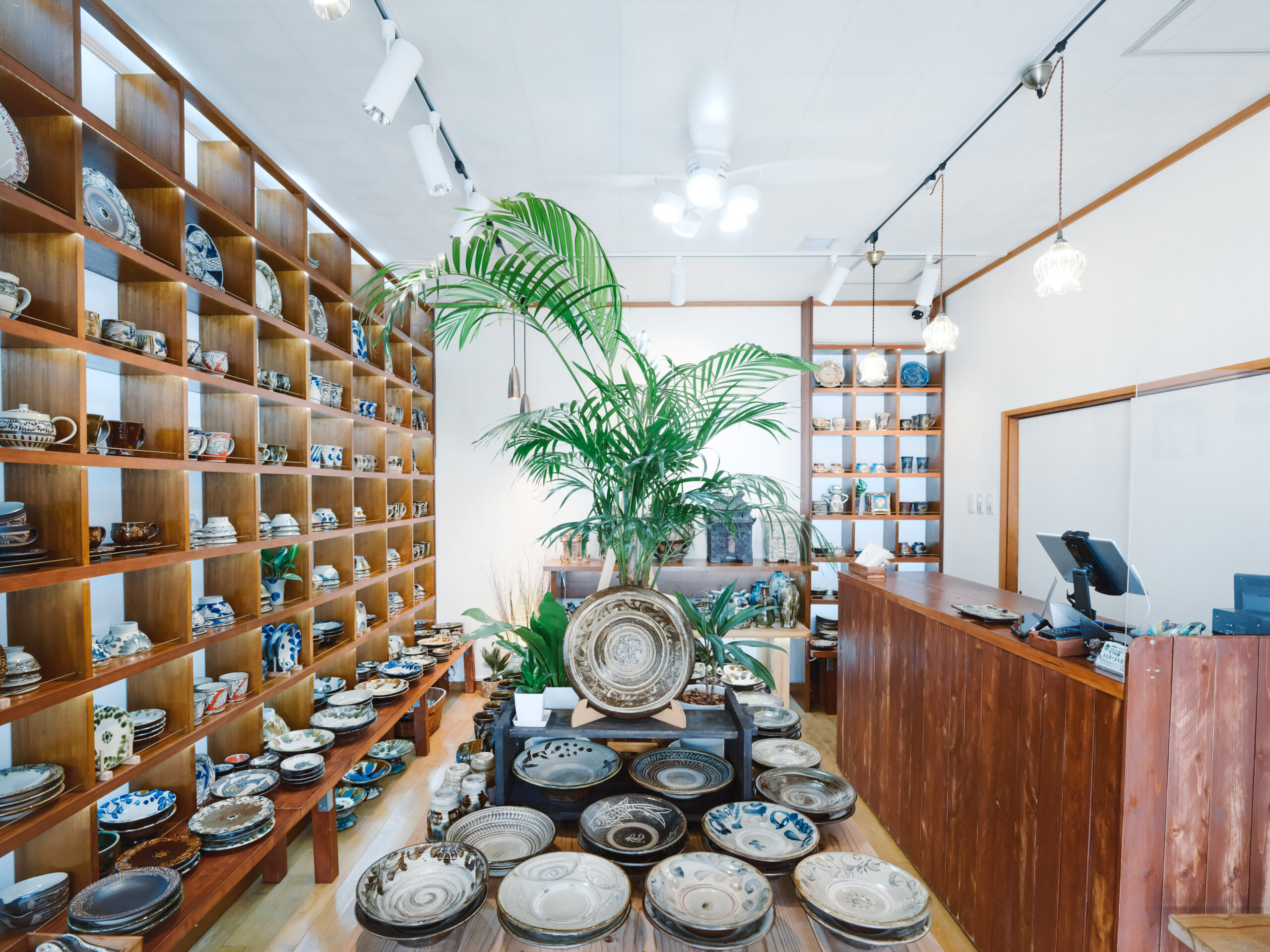 うつわ屋よんなーよんなー-おきなわ工芸の杜